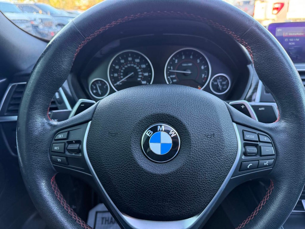 BMW 3 Series Vehicle Full-screen Gallery Image 23