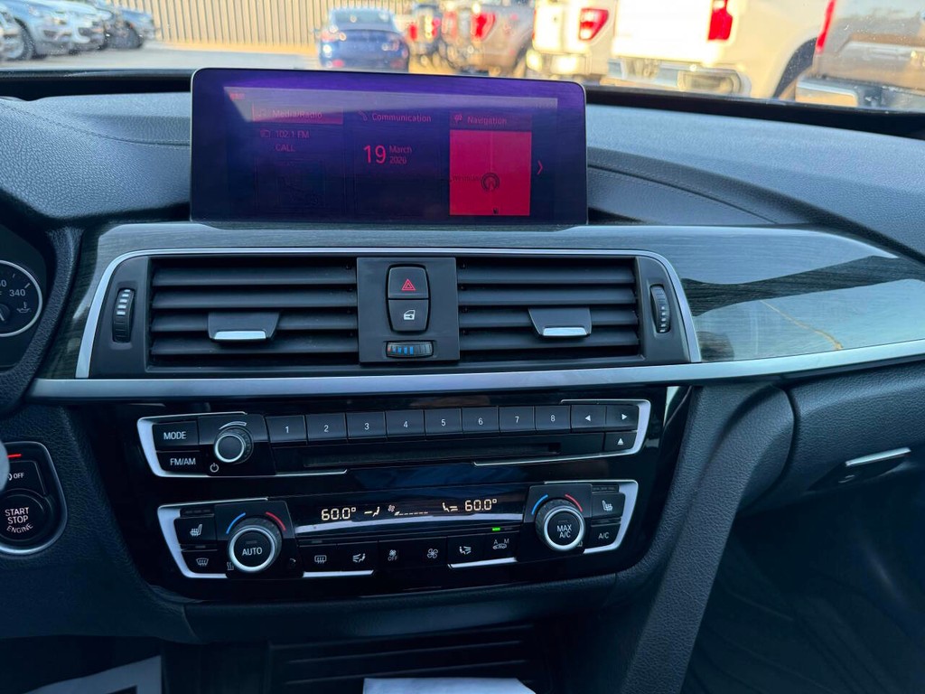 BMW 3 Series Vehicle Full-screen Gallery Image 24