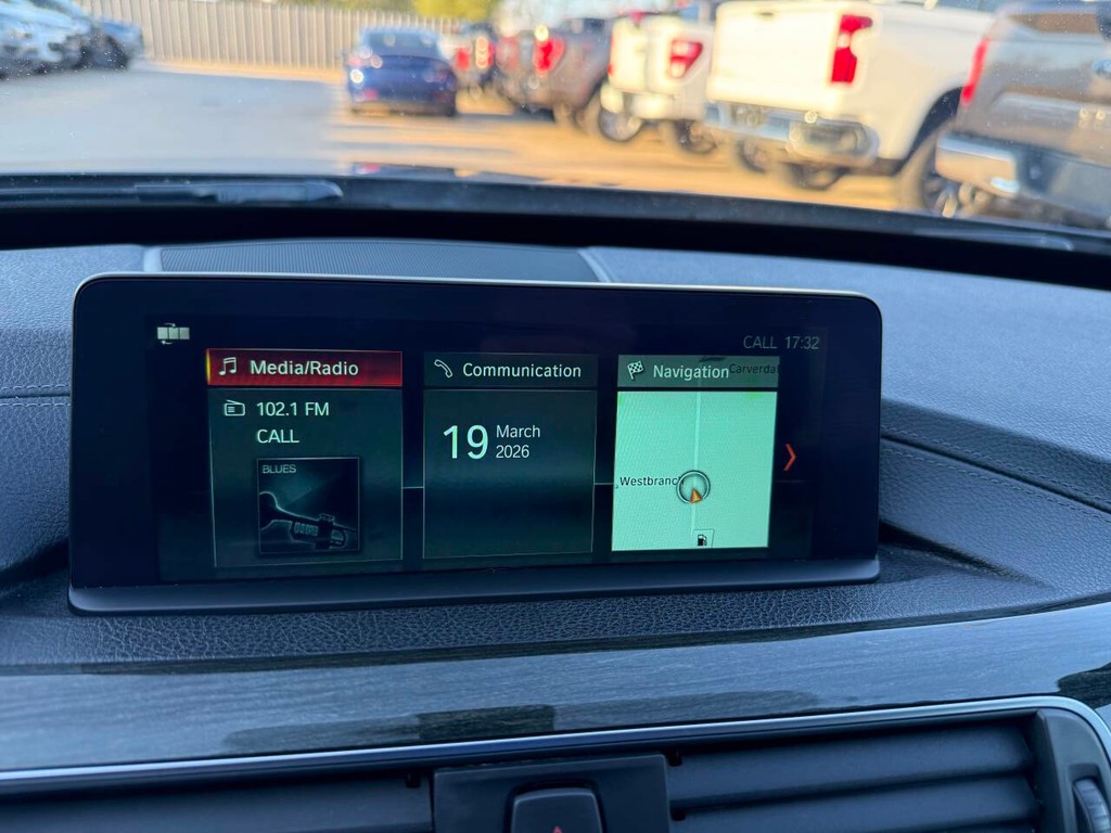 BMW 3 Series Vehicle Full-screen Gallery Image 25