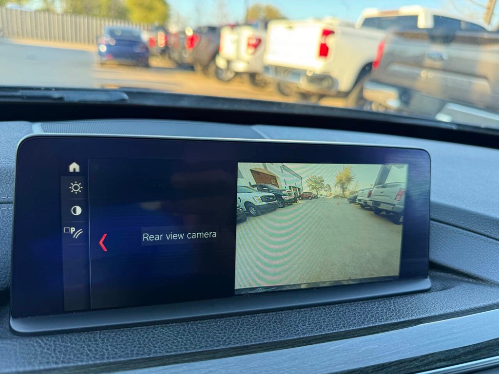 BMW 3 Series Vehicle Full-screen Gallery Image 26