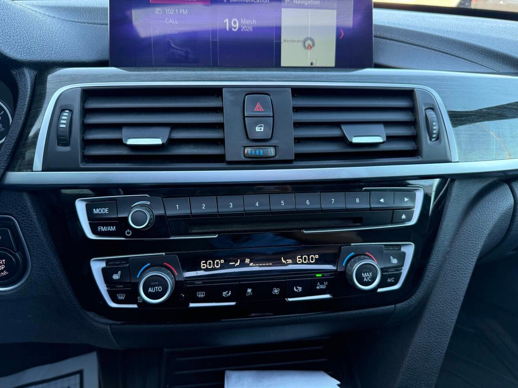 BMW 3 Series Vehicle Full-screen Gallery Image 28