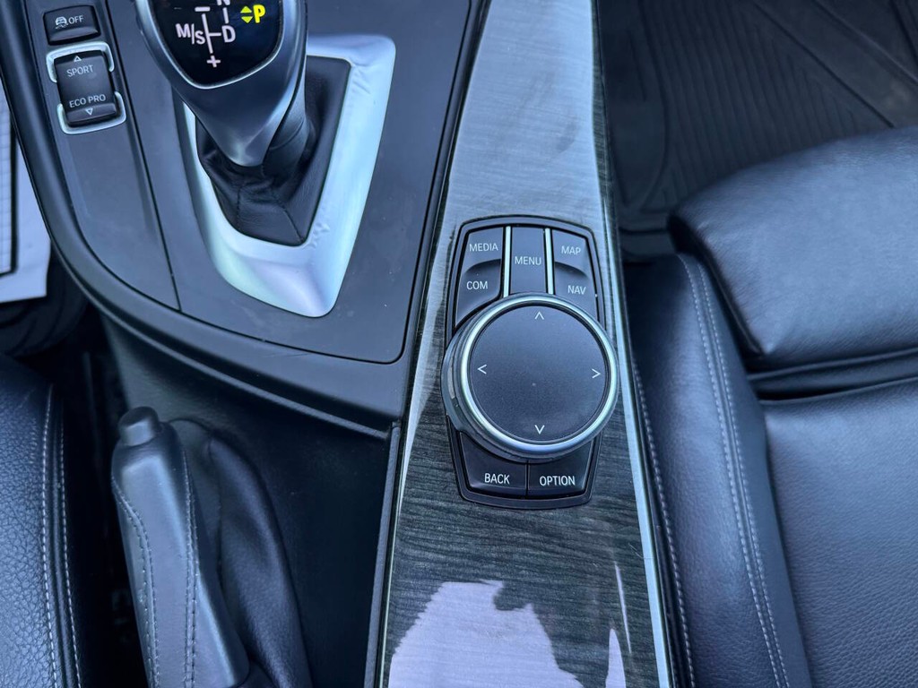 BMW 3 Series Vehicle Full-screen Gallery Image 30