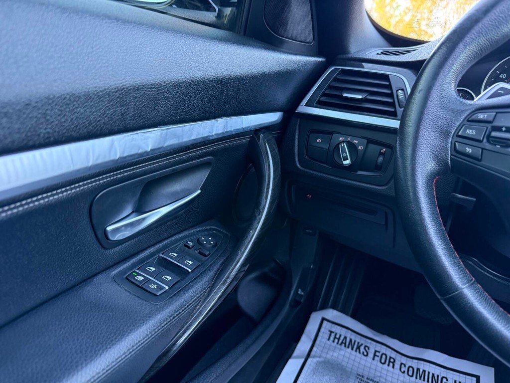 BMW 3 Series Vehicle Full-screen Gallery Image 31