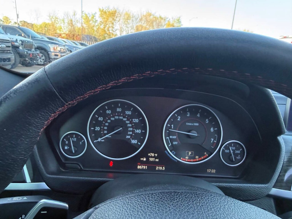 BMW 3 Series Vehicle Full-screen Gallery Image 33