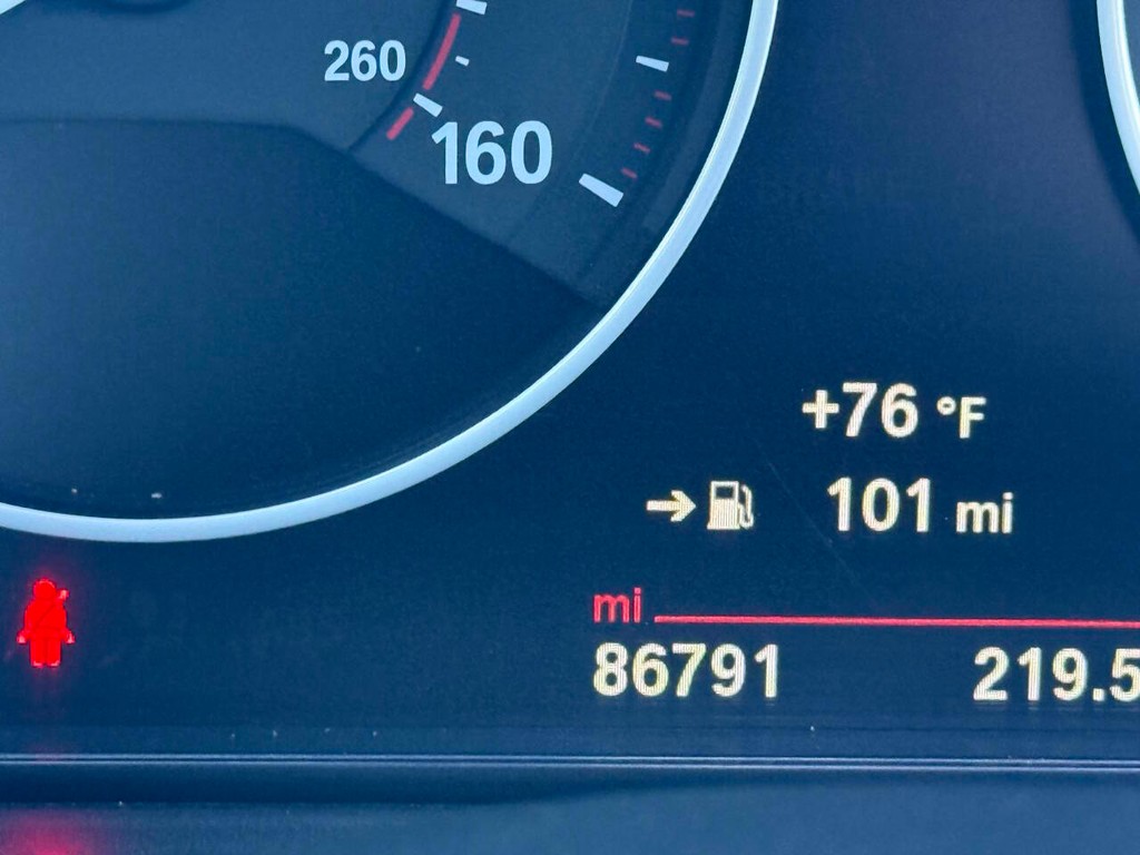 BMW 3 Series Vehicle Full-screen Gallery Image 34