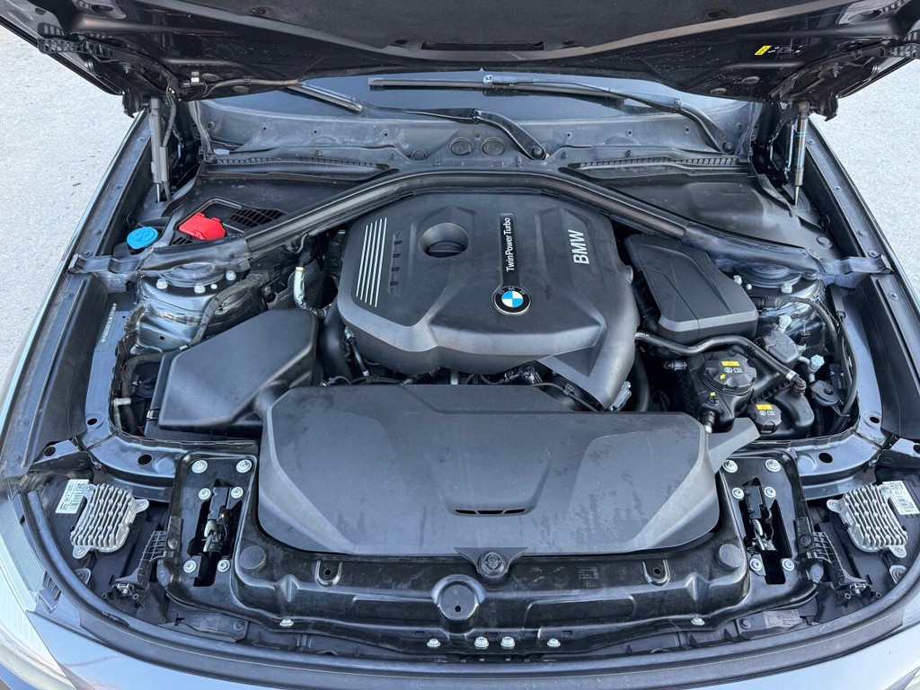 BMW 3 Series Vehicle Full-screen Gallery Image 36