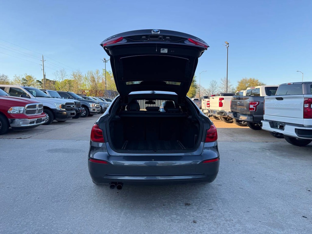 BMW 3 Series Vehicle Full-screen Gallery Image 38