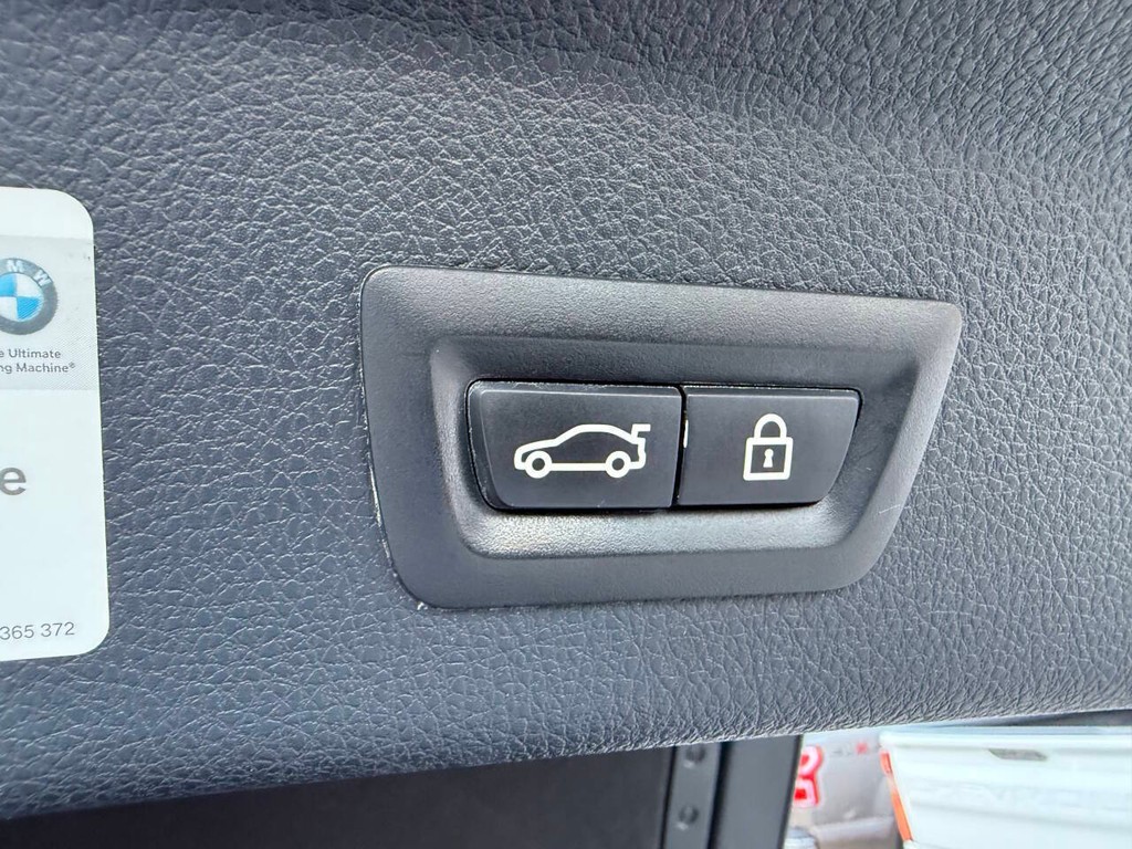 BMW 3 Series Vehicle Full-screen Gallery Image 39