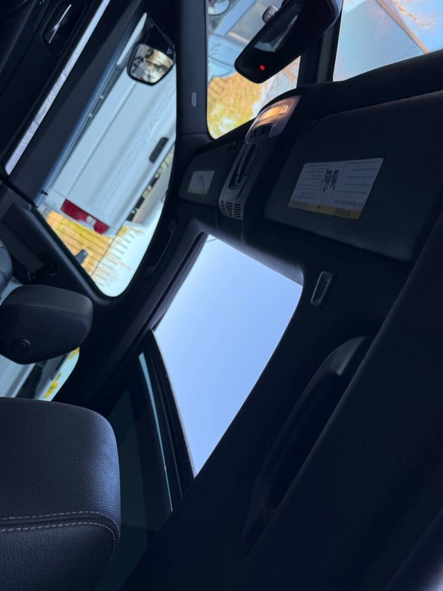 BMW 3 Series Vehicle Full-screen Gallery Image 32