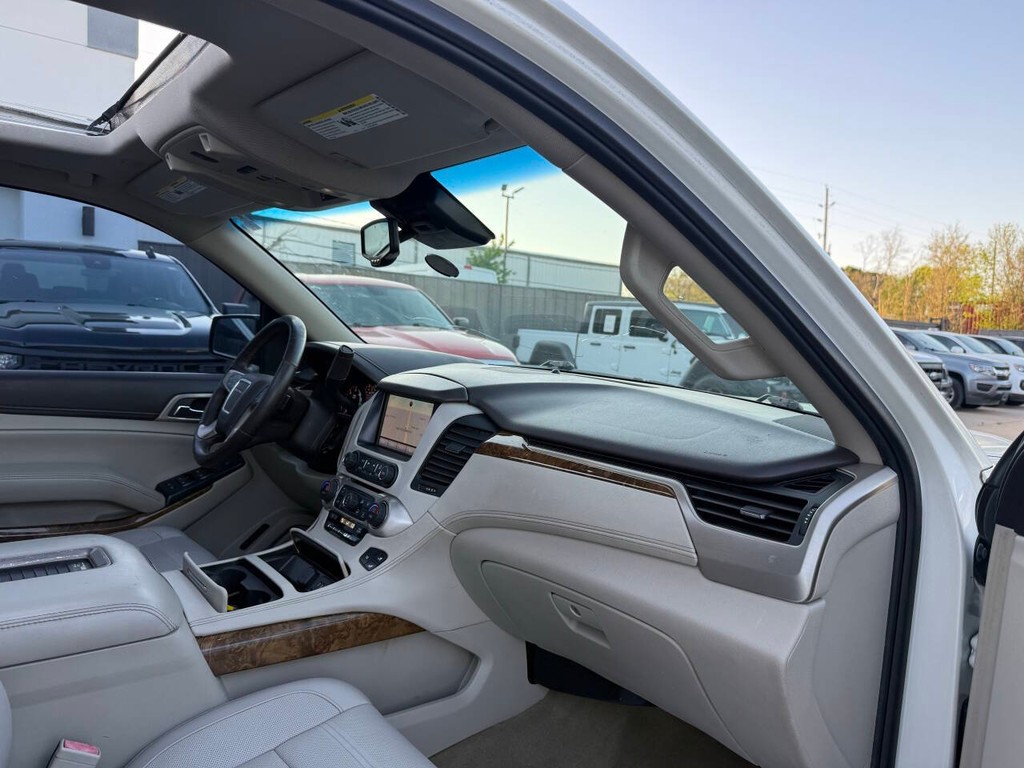GMC Yukon XL Vehicle Full-screen Gallery Image 09