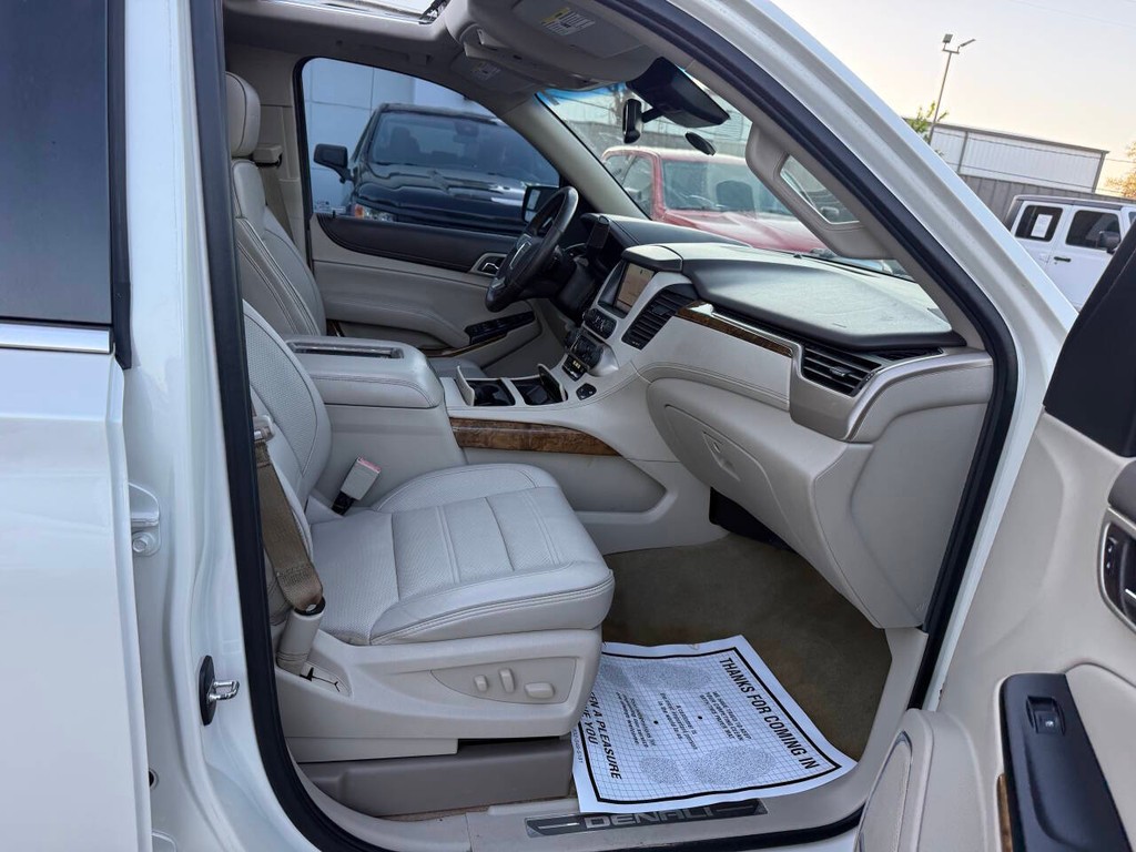 GMC Yukon XL Vehicle Full-screen Gallery Image 10