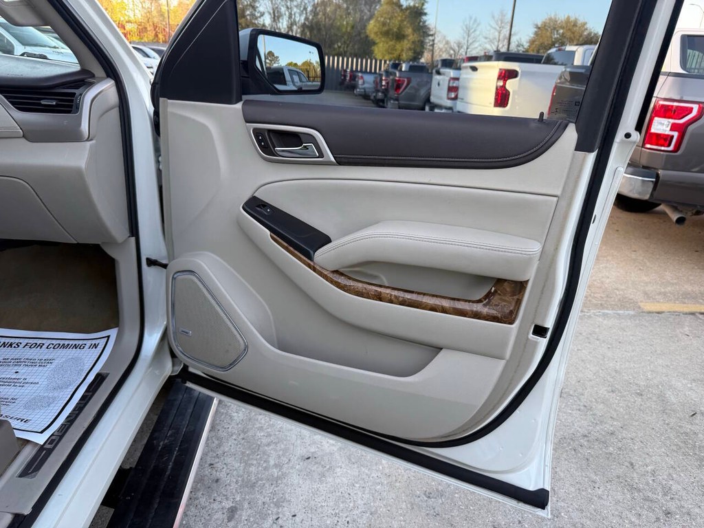 GMC Yukon XL Vehicle Full-screen Gallery Image 11