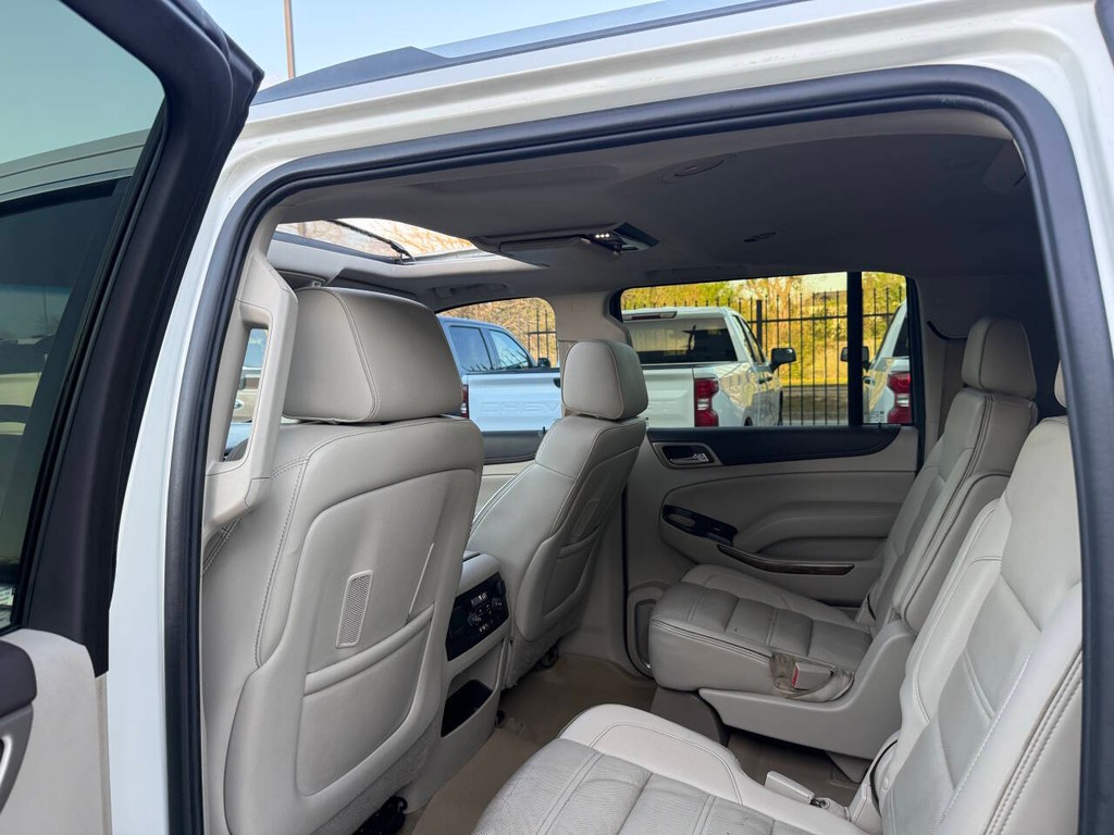 GMC Yukon XL Vehicle Full-screen Gallery Image 12