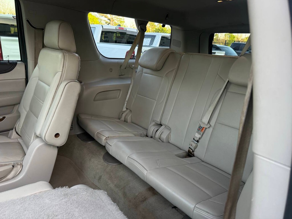 GMC Yukon XL Vehicle Full-screen Gallery Image 14