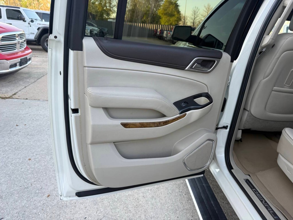 GMC Yukon XL Vehicle Full-screen Gallery Image 15