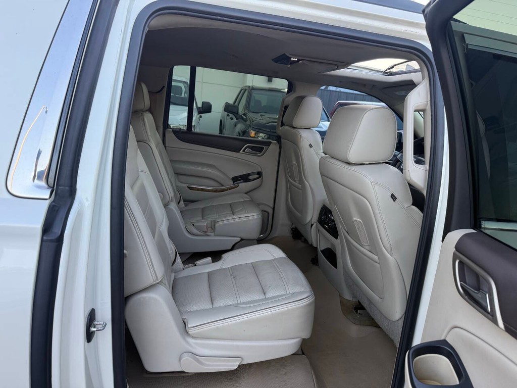 GMC Yukon XL Vehicle Full-screen Gallery Image 16