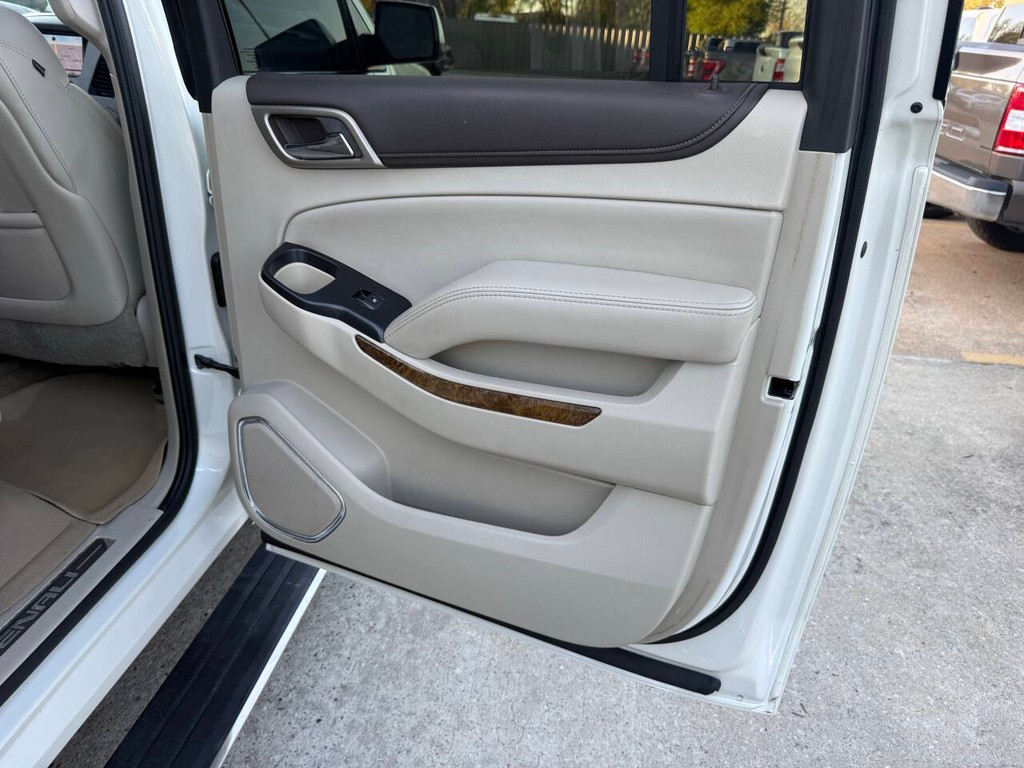 GMC Yukon XL Vehicle Full-screen Gallery Image 18