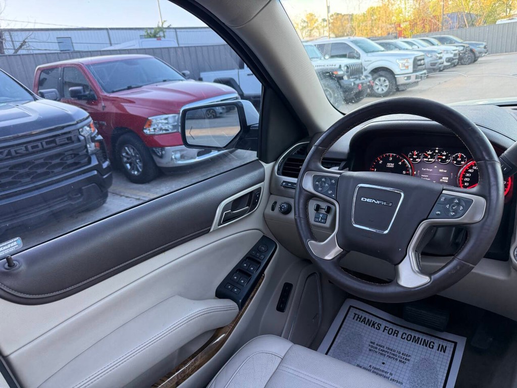 GMC Yukon XL Vehicle Full-screen Gallery Image 21