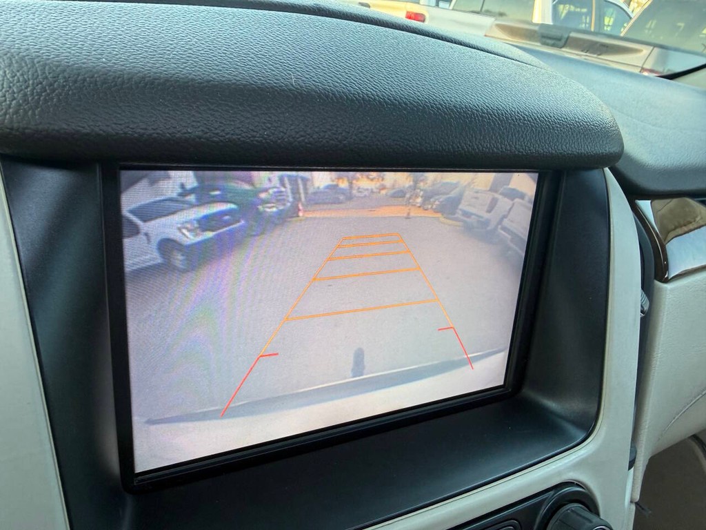 GMC Yukon XL Vehicle Full-screen Gallery Image 28