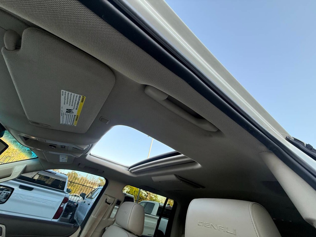 GMC Yukon XL Vehicle Full-screen Gallery Image 32