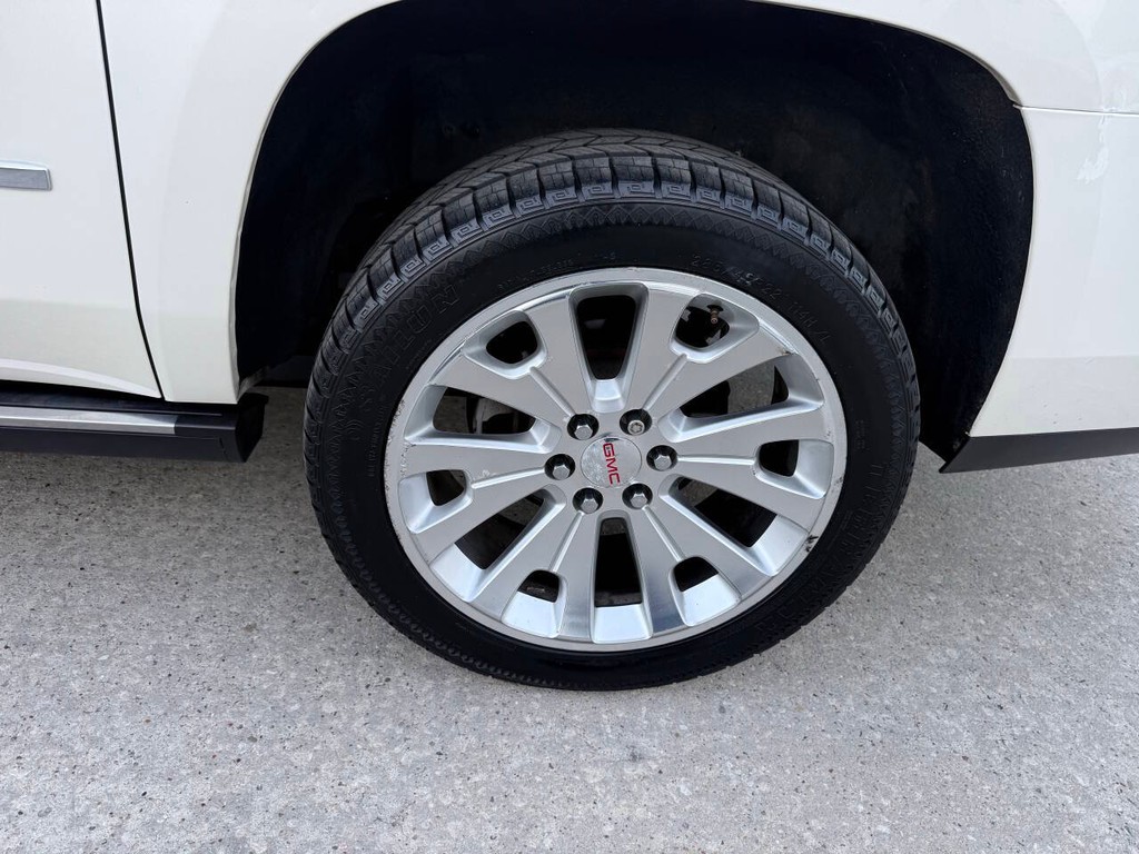 GMC Yukon XL Vehicle Full-screen Gallery Image 36