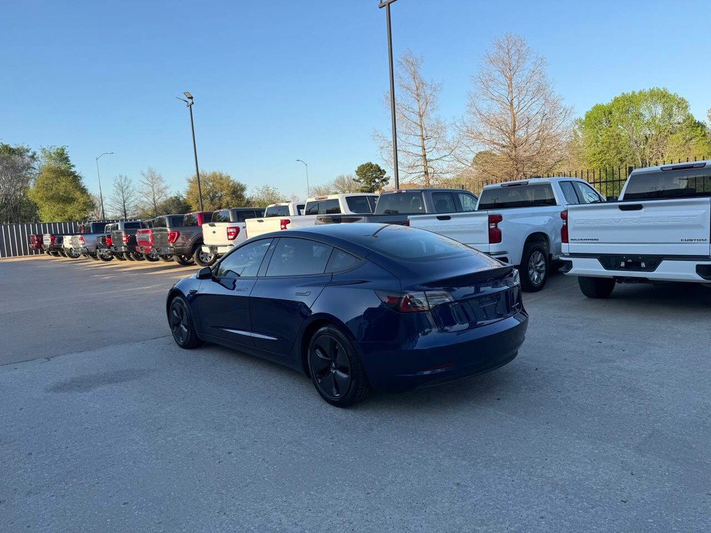 Tesla Model 3 Vehicle Full-screen Gallery Image 04