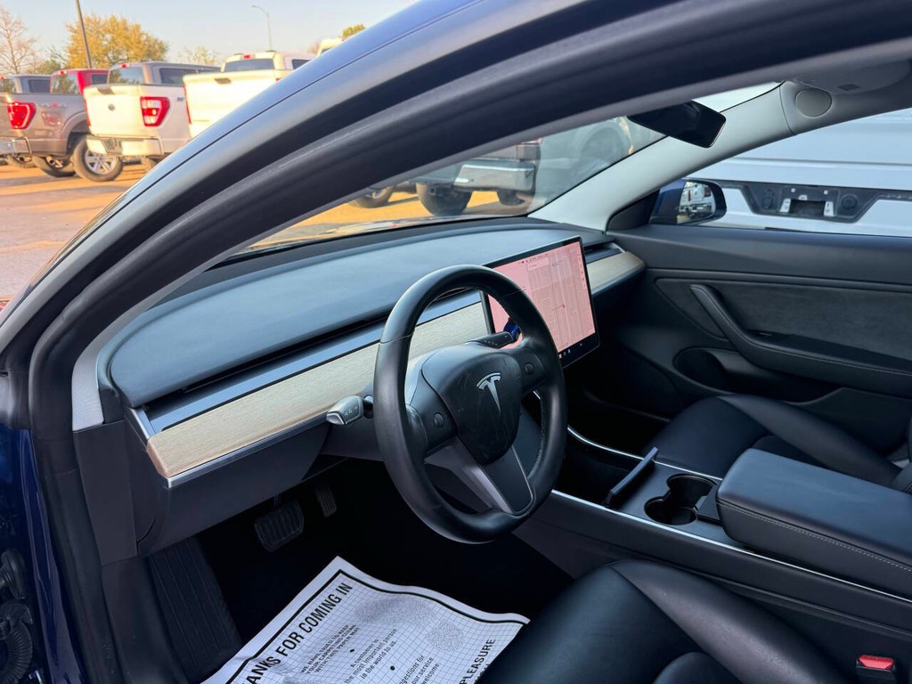 Tesla Model 3 Vehicle Full-screen Gallery Image 06