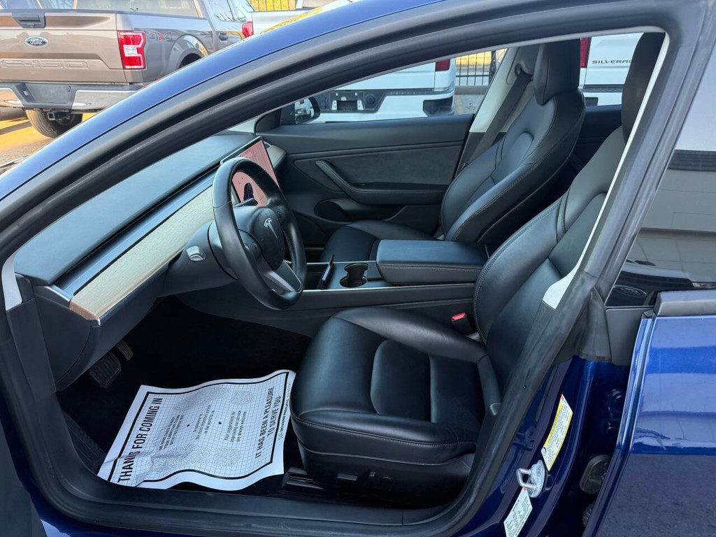 Tesla Model 3 Vehicle Full-screen Gallery Image 07