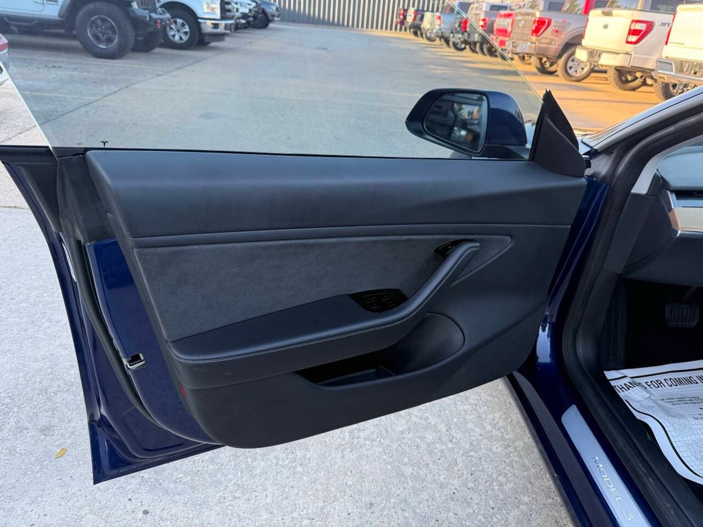 Tesla Model 3 Vehicle Full-screen Gallery Image 08