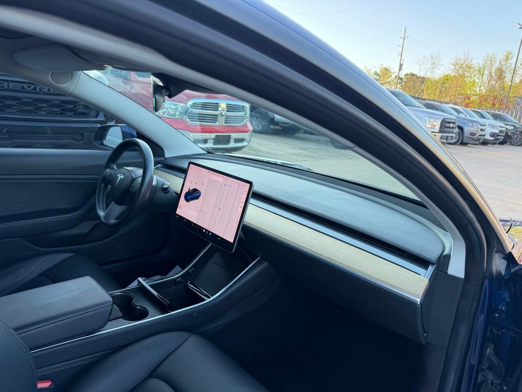 Tesla Model 3 Vehicle Full-screen Gallery Image 09