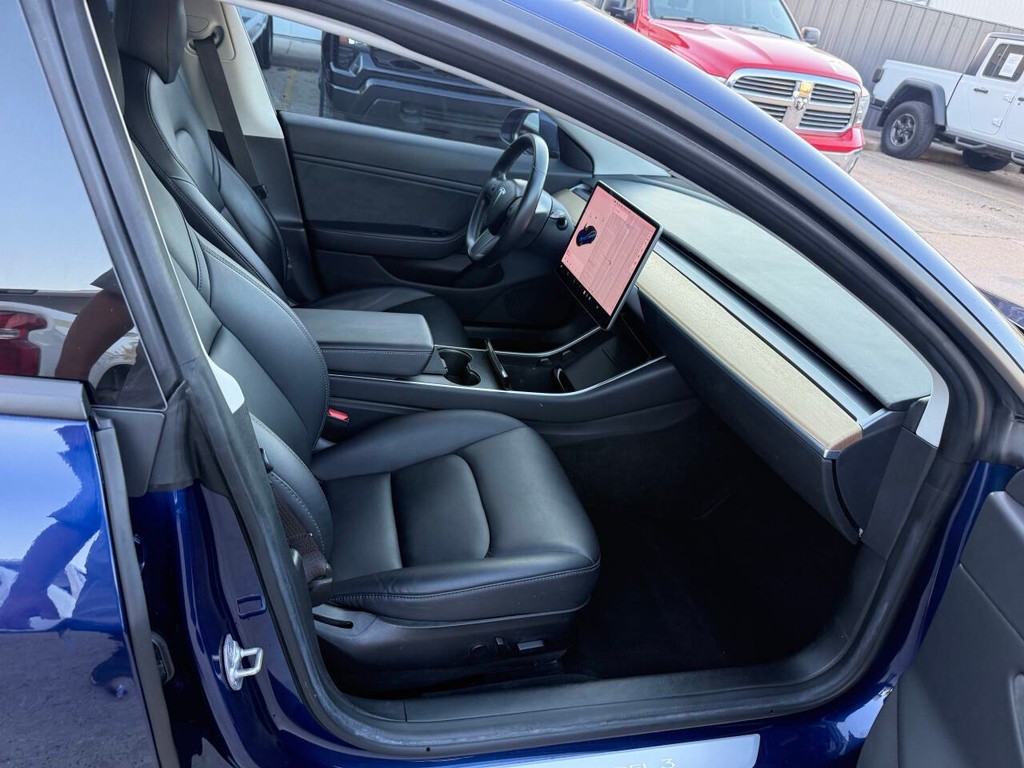 Tesla Model 3 Vehicle Full-screen Gallery Image 10