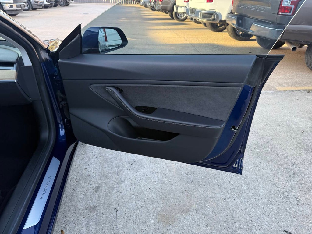 Tesla Model 3 Vehicle Full-screen Gallery Image 11