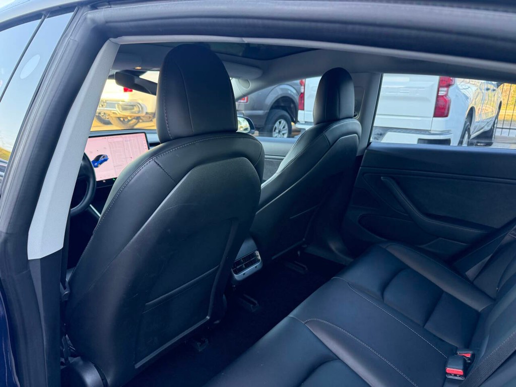 Tesla Model 3 Vehicle Full-screen Gallery Image 12