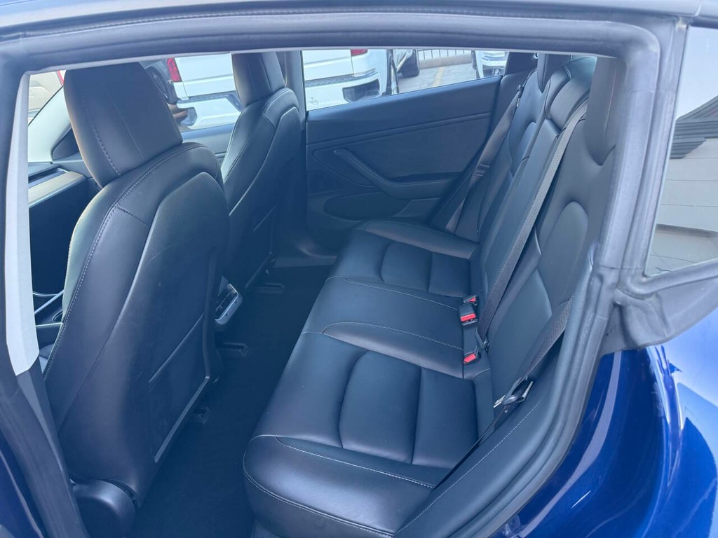 Tesla Model 3 Vehicle Full-screen Gallery Image 13
