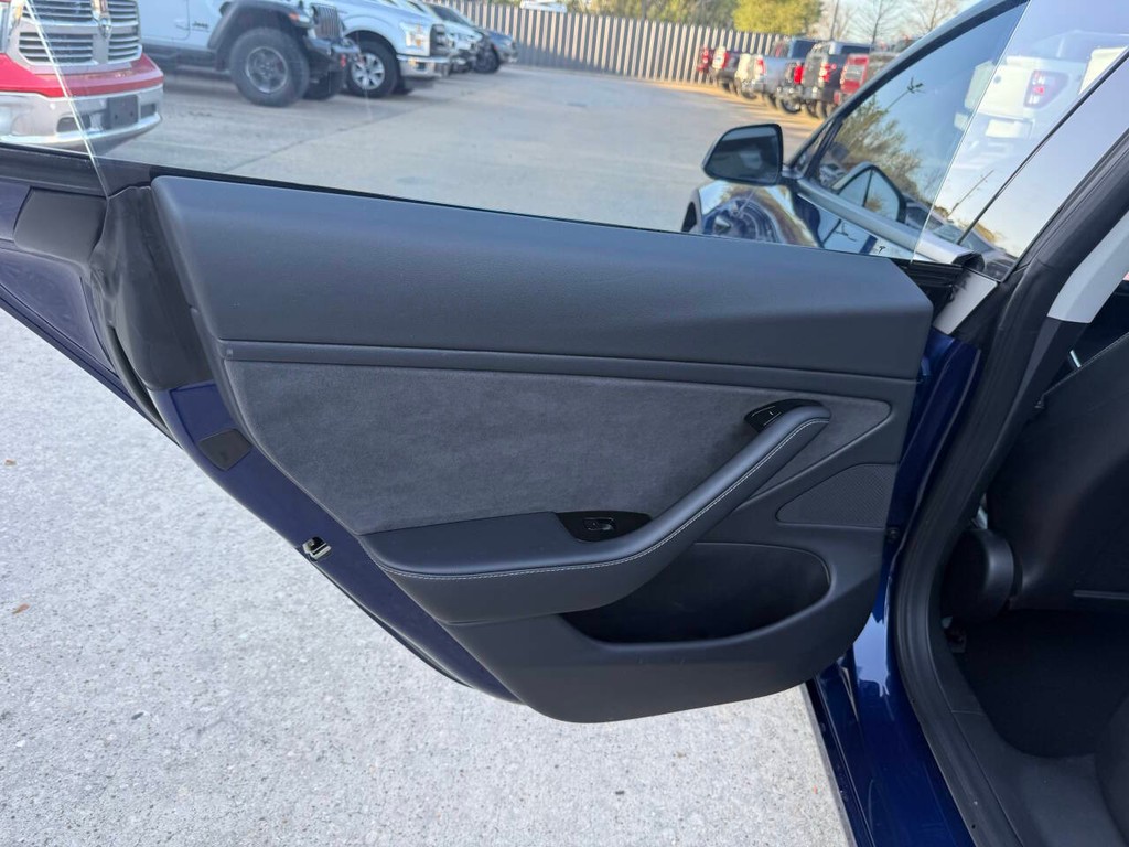 Tesla Model 3 Vehicle Full-screen Gallery Image 14