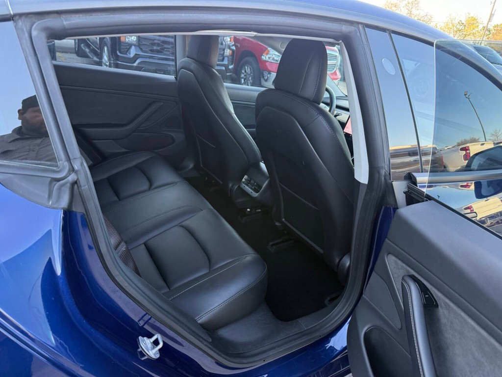 Tesla Model 3 Vehicle Full-screen Gallery Image 15