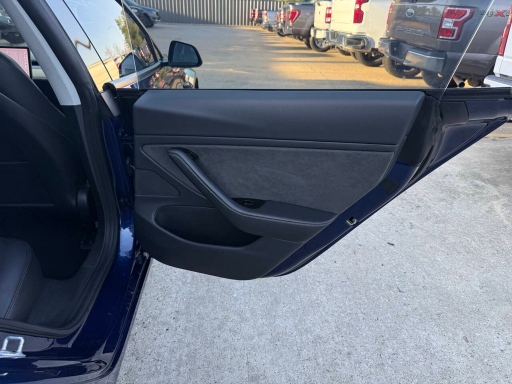 Tesla Model 3 Vehicle Full-screen Gallery Image 16