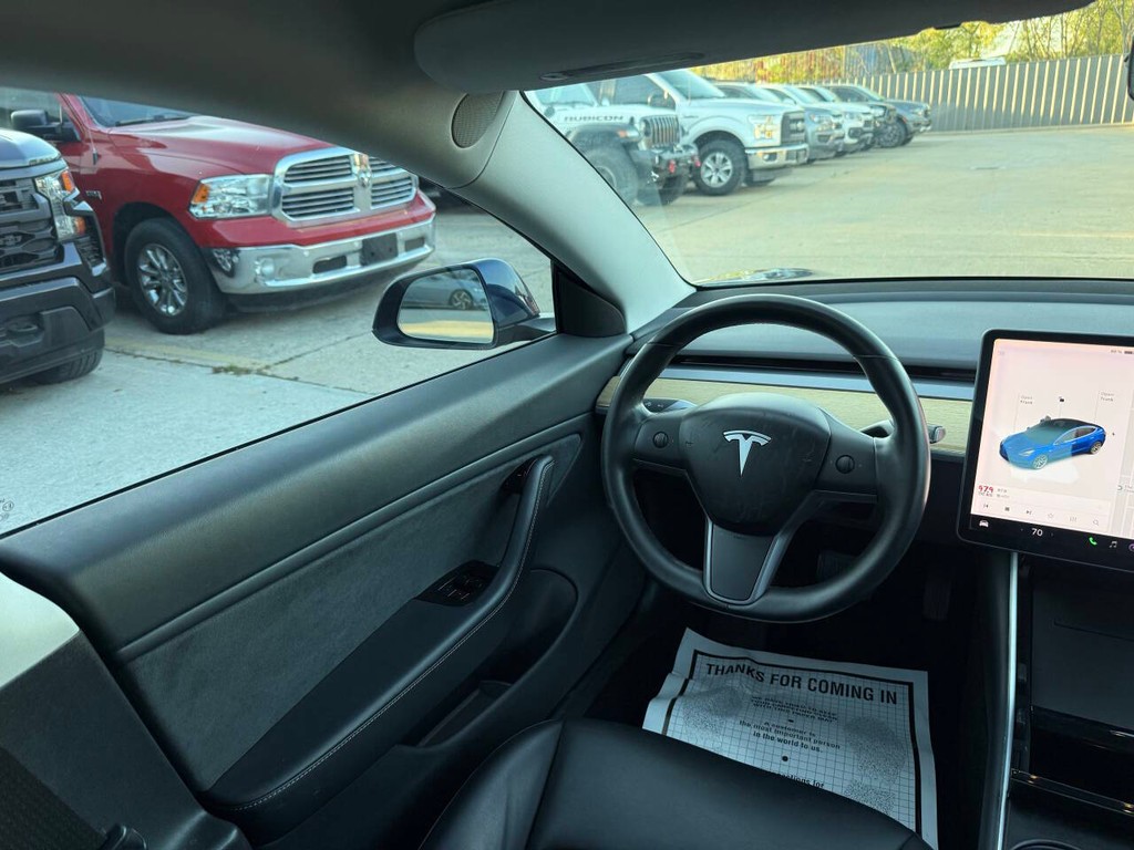 Tesla Model 3 Vehicle Full-screen Gallery Image 19