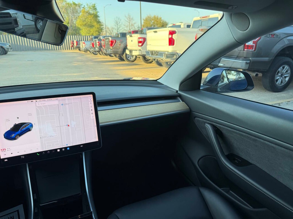 Tesla Model 3 Vehicle Full-screen Gallery Image 20