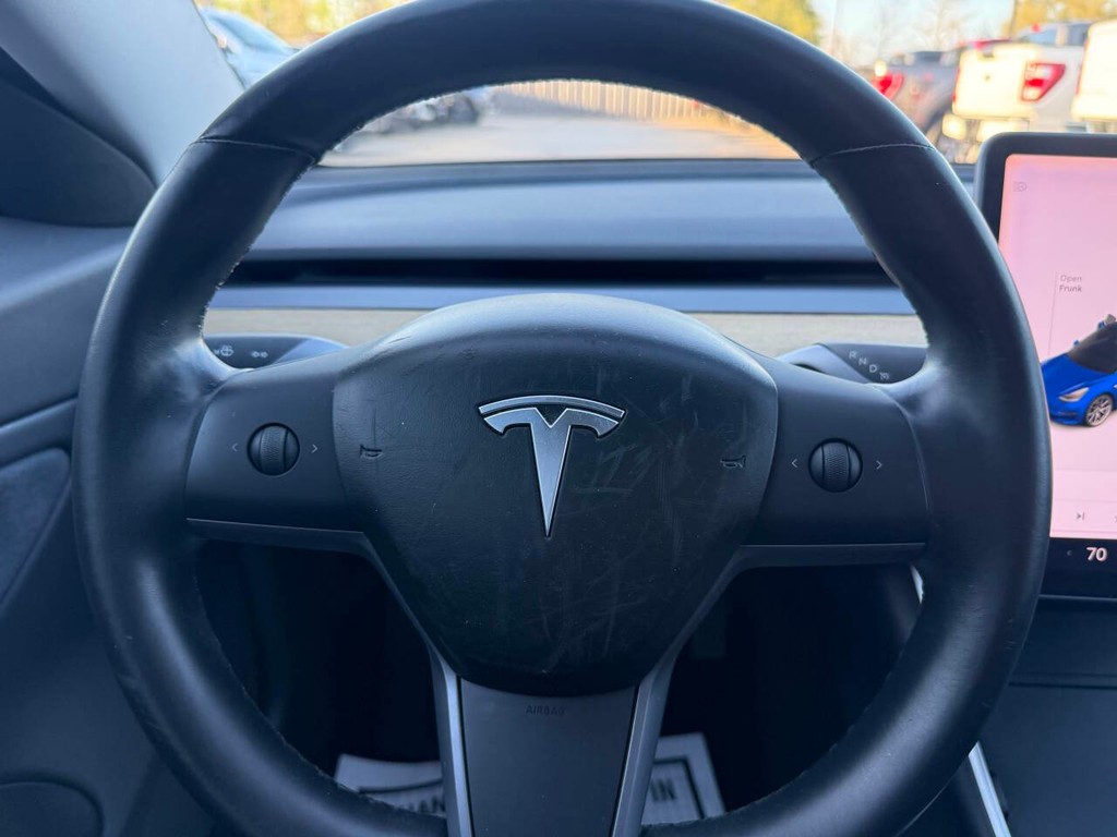 Tesla Model 3 Vehicle Full-screen Gallery Image 23