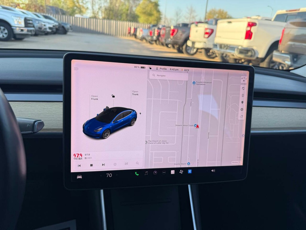 Tesla Model 3 Vehicle Full-screen Gallery Image 24