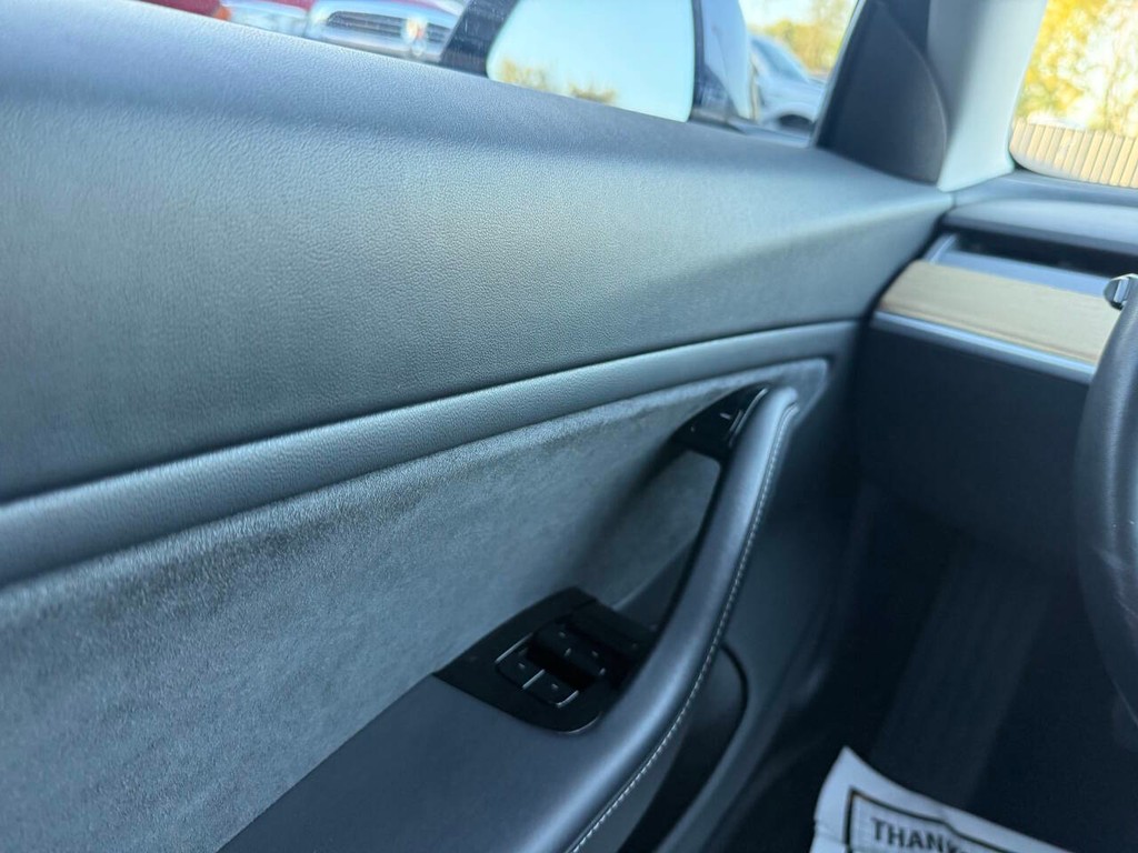 Tesla Model 3 Vehicle Full-screen Gallery Image 30