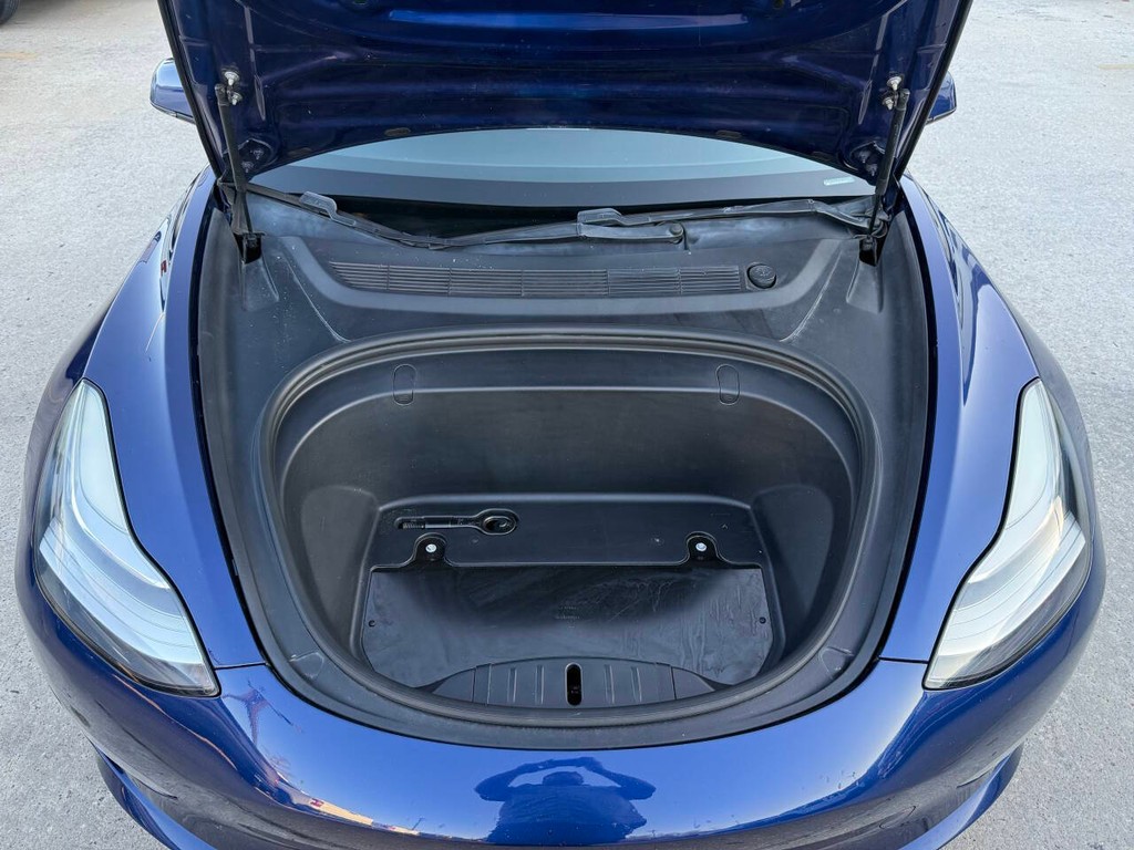 Tesla Model 3 Vehicle Full-screen Gallery Image 35