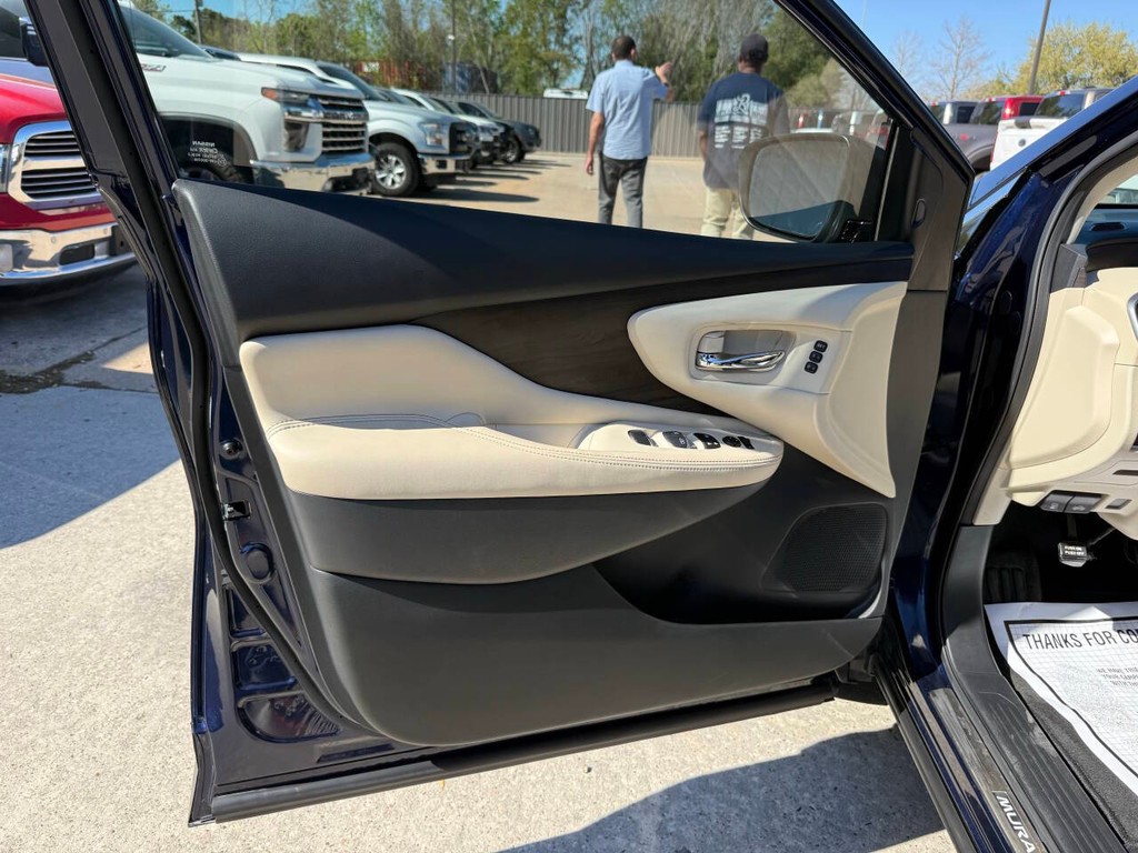 Nissan Murano Vehicle Full-screen Gallery Image 08