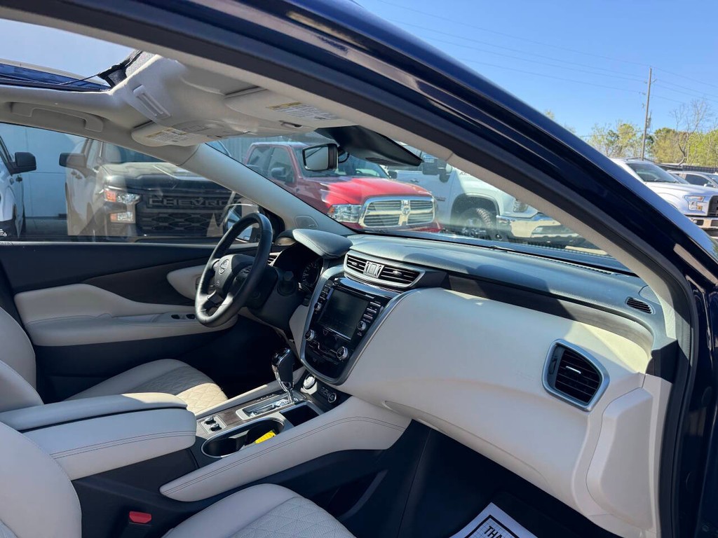 Nissan Murano Vehicle Full-screen Gallery Image 09