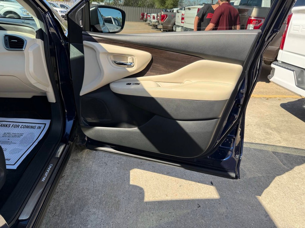 Nissan Murano Vehicle Full-screen Gallery Image 11