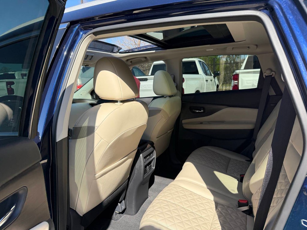 Nissan Murano Vehicle Full-screen Gallery Image 12