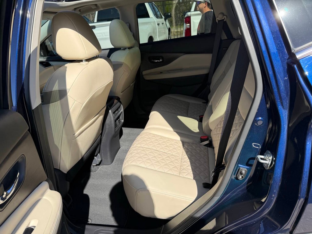 Nissan Murano Vehicle Full-screen Gallery Image 13