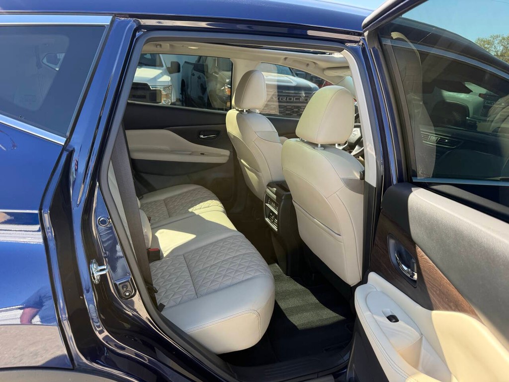 Nissan Murano Vehicle Full-screen Gallery Image 15