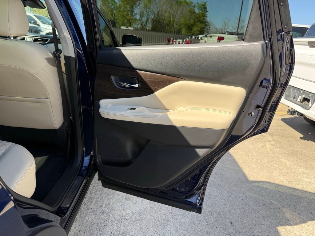 Nissan Murano Vehicle Full-screen Gallery Image 16